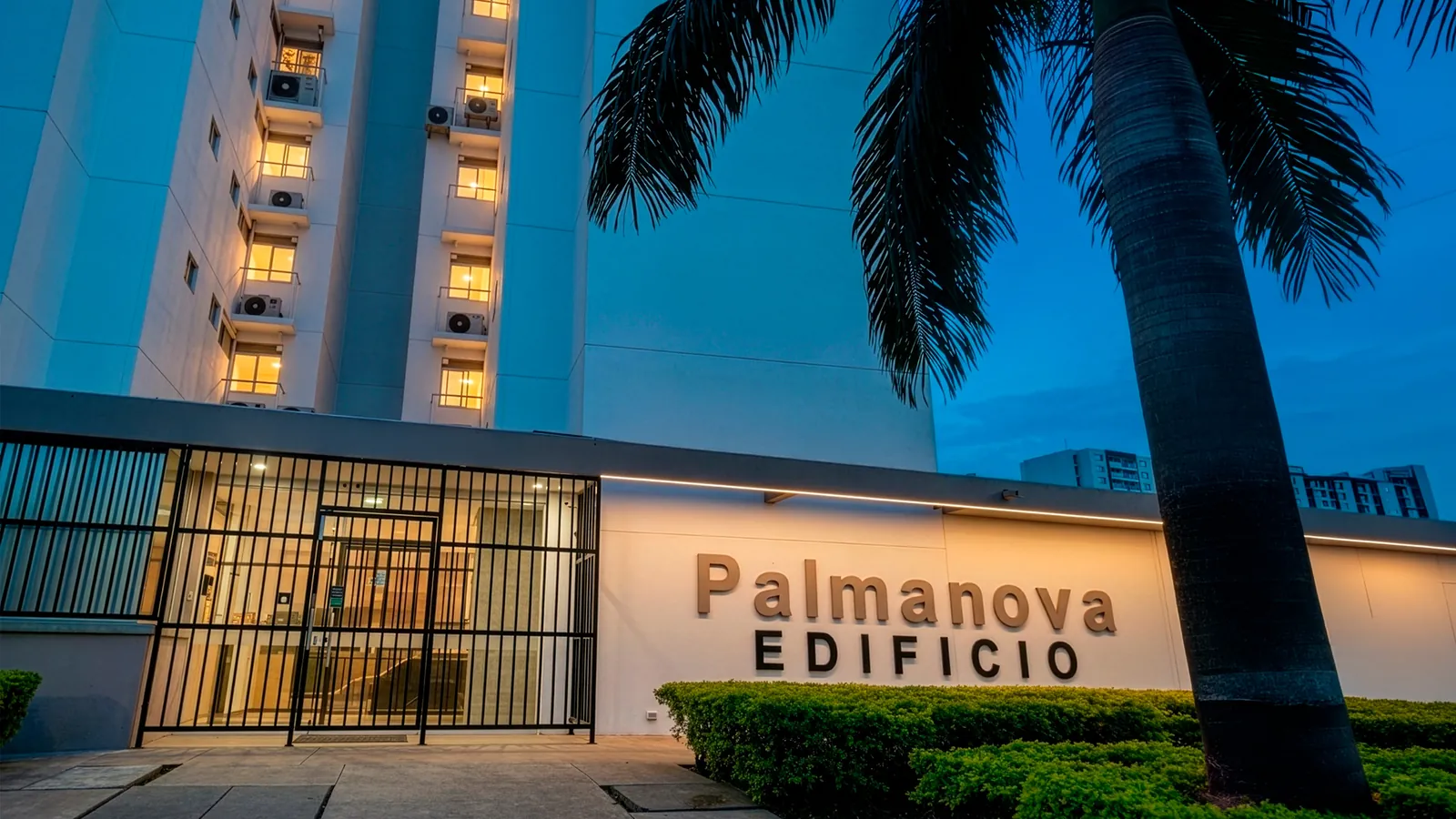 Entrada del edificio Palmanova al anochecer