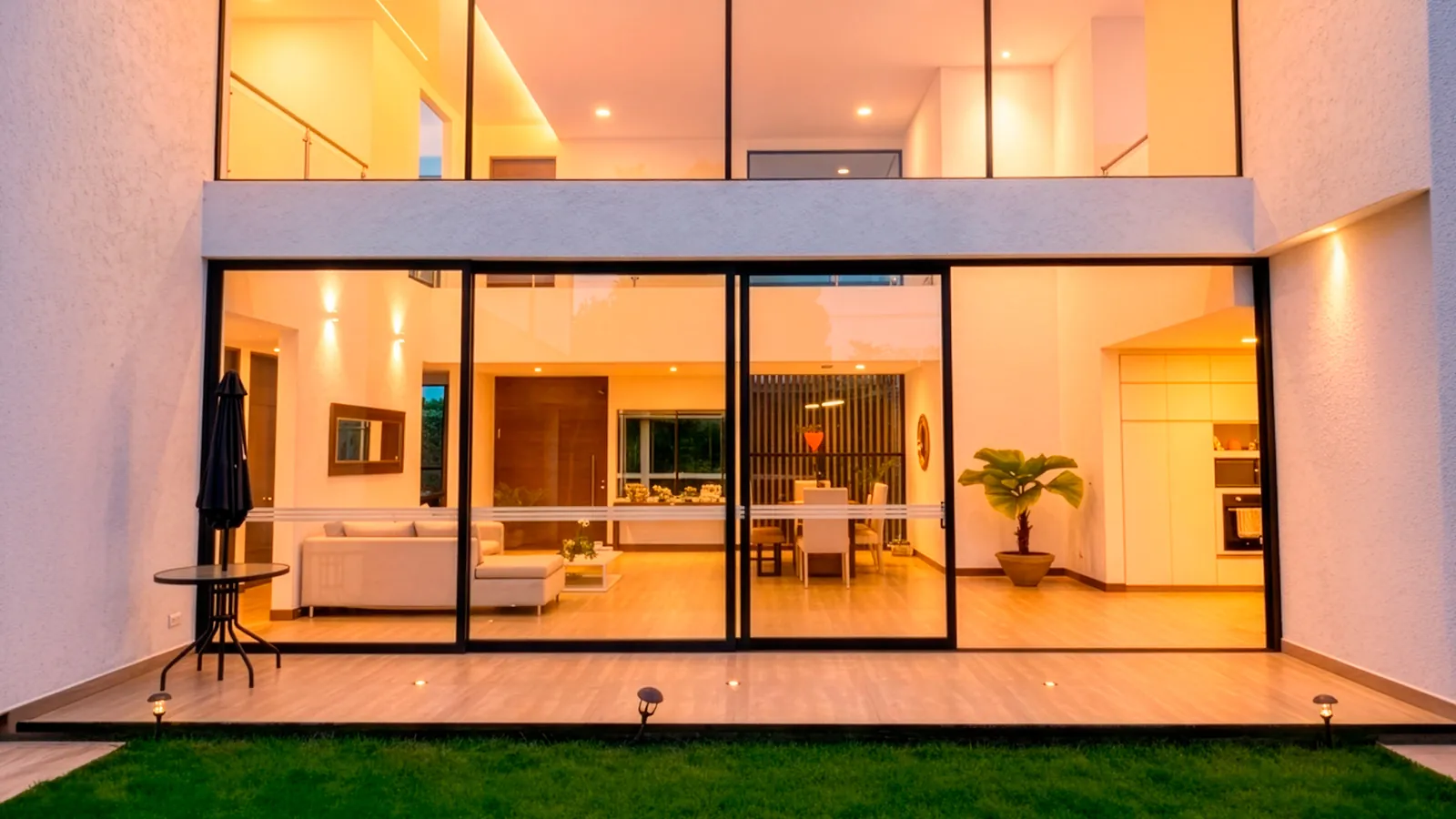 Casa Valle Verde con ventanales iluminados