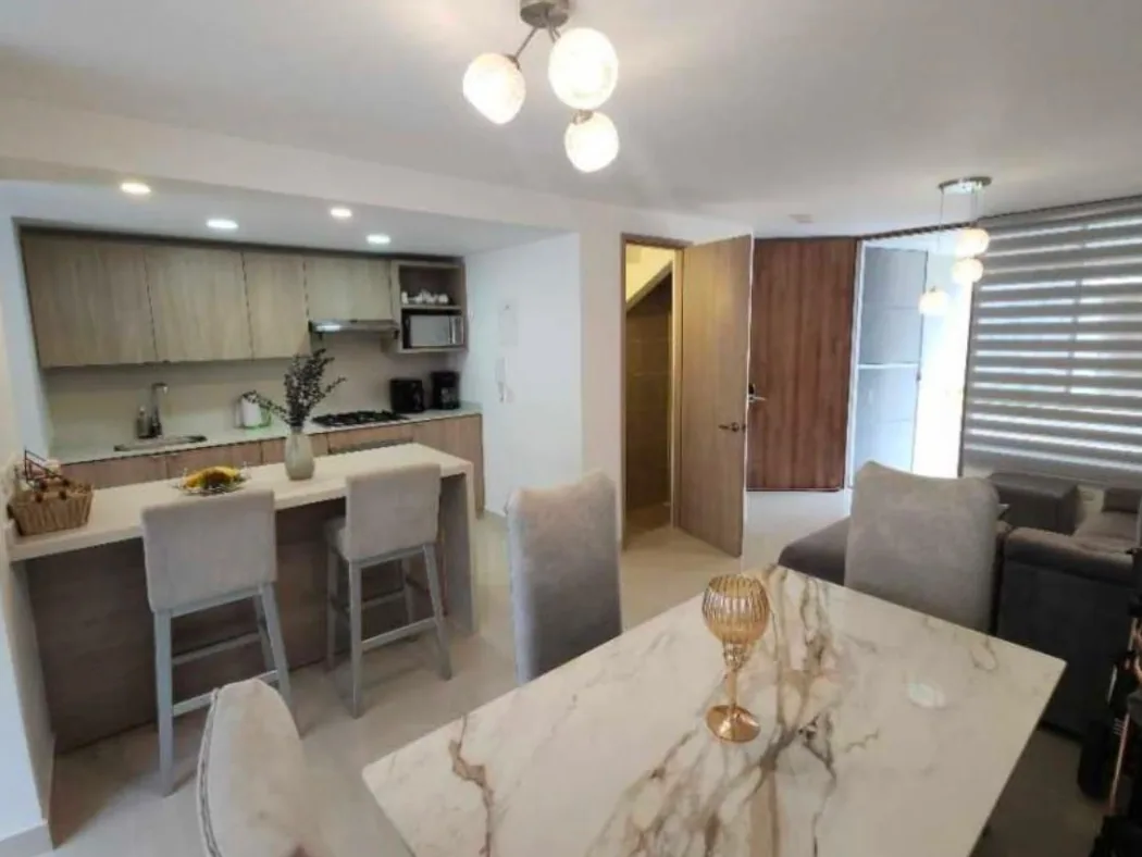 Comedor y cocina americana de la Casa Tangara